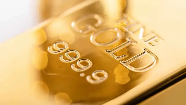 Złota sztabka z wybitym napisem "FINE GOLD 999.9".