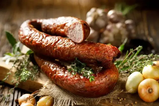 Jak przygotować kiełbasę swojską na 3 kg - sprawdzony przepis krok po kroku