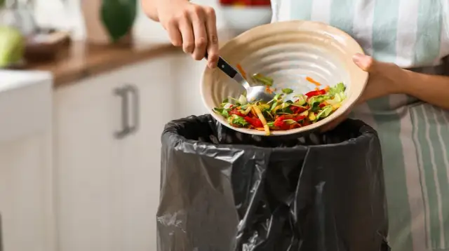 Czy wyrzucanie jedzenia to grzech? Odkryj moralne konsekwencje