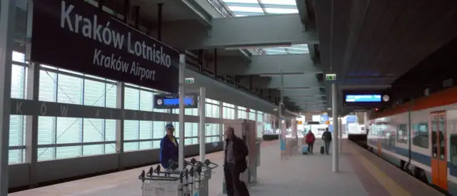 Gdzie złapać bus na lotnisko w Krakowie? Sprawdź przystanki i linie