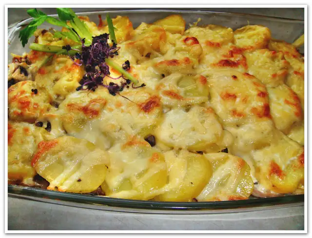 Szybka zapiekanka ziemniaczana z pieczarkami, która zaskoczy smakiem