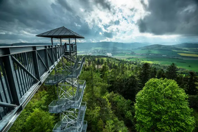 Wieża widokowa na Krzyżowym Wierchu w Czechach oferuje zapierające dech w piersiach widoki na zielone doliny i góry.