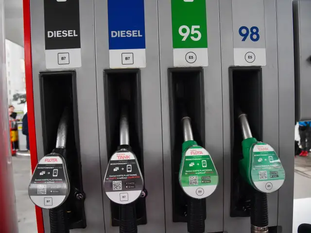 Ile kosztuje alkomat na stacji? Porównanie cen Orlen, BP, Circle K