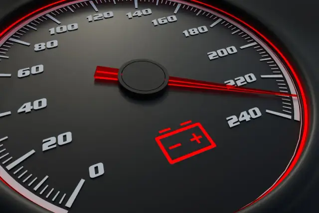 Czerwona kontrolka akumulatora na desce rozdzielczej. To jeden z objawów rozładowanego akumulatora.