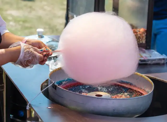 Wata cukrowa w domu? Odkryj sekret nitek z karmelu bez maszyny!