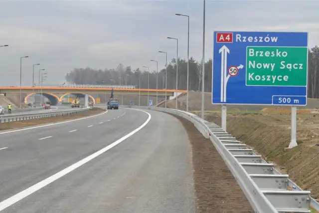 Nowa autostrada A4 z drogą ekspresową, znaki kierunkowe do Rzeszowa, Brzeska, Nowego Sącza i Koszyc.