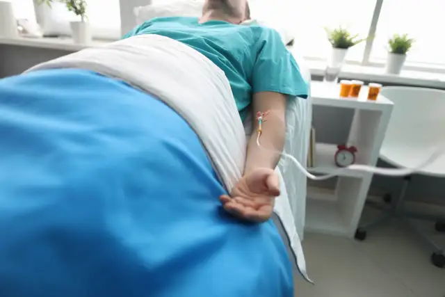 Jak rozmawiać z osobą w śpiączce, by nawiązać kontakt emocjonalny