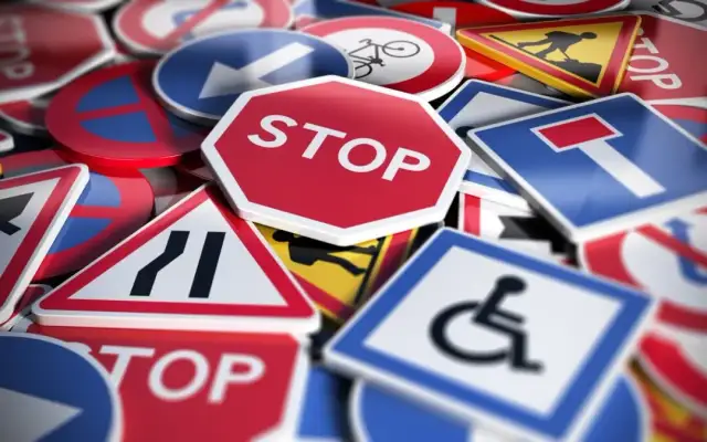 Kto stawia znaki drogowe na osiedlu? Poznaj zarządcę i procedury