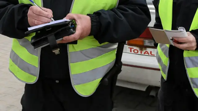 Policja w domu z alkomatem? Poznaj swoje prawa i uniknij błędów