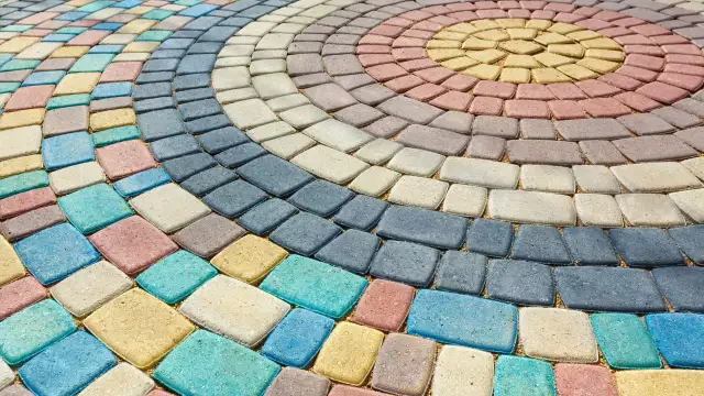 Malowanie kostki brukowej czy warto? Odkryj zalety i wady tej metody