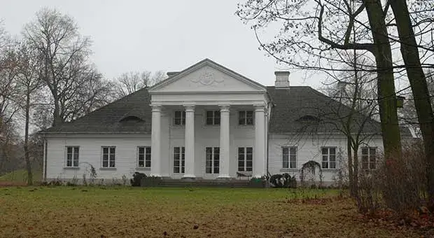 Pałac w Tułowicach: historia i tajemnice szlacheckiego dworu