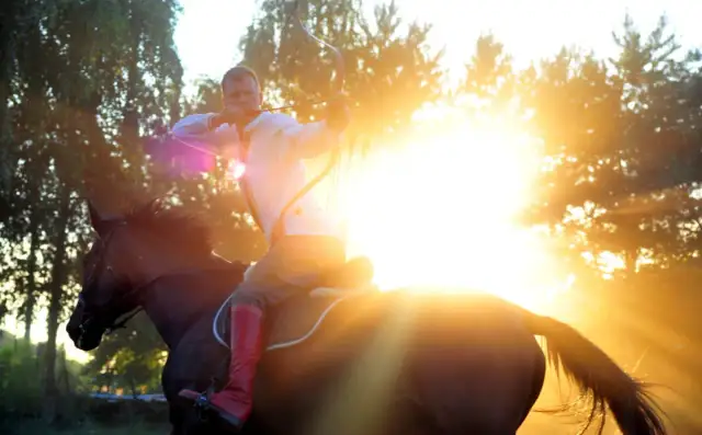 Końskie wakacje na Mazurach: Gdzie galopować i ile to kosztuje?