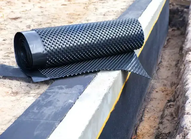 Jak położyć folię na fundament, aby uniknąć wilgoci i kosztownych napraw