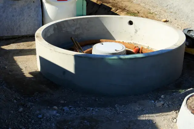 Studnia czy zbiornik na deszczówkę: co wybrać, aby zaoszczędzić?