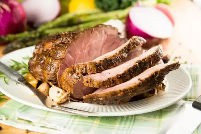 Szynka na obiad: Odkryj sekrety soczystych pieczeni i szybkich dań