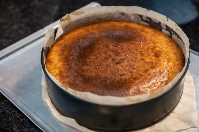Jak sprawdzić czy sernik jest upieczony i uniknąć zakalca