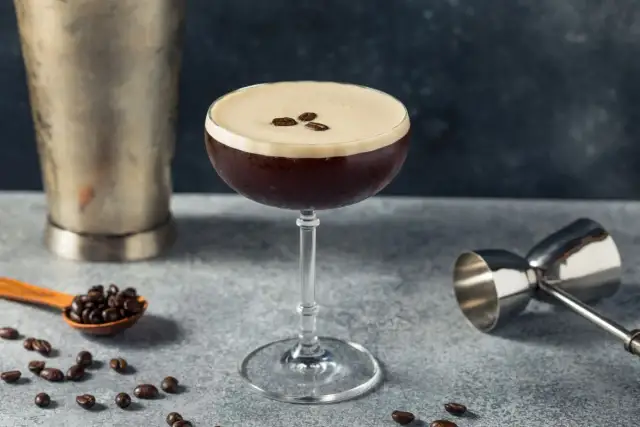 Drinki z kawą: Zrób kultowe Espresso Martini i inne hity w domu