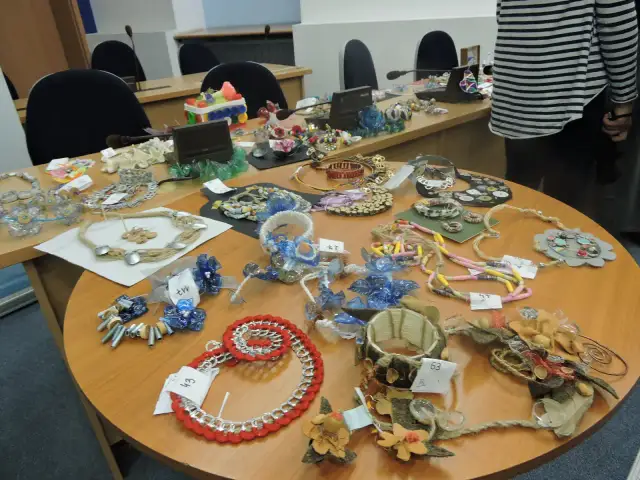 Biżuteria z recyklingu: Jak tworzyć i gdzie kupić unikalne cuda?