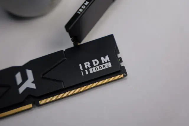 Moduł pamięci IRDM DDR5, gotowy do instalacji. Porównanie DDR4 vs DDR5 w praktyce.