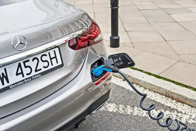 Co to jest hybryda w samochodzie? Poznaj zalety i wady hybryd