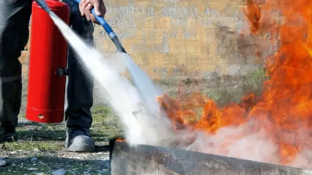 Czego nie wolno gasić gaśnicą śniegową – unikaj niebezpieczeństw