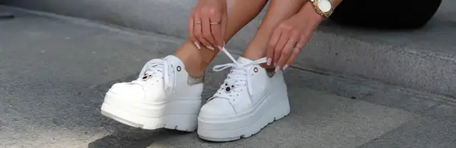 Co to są buty sneakersy? Odkryj ich cechy i stylowe zastosowanie