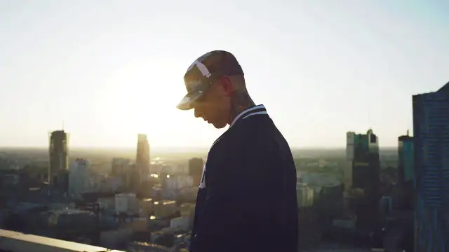 "Kim jestem" Kaena: Pełny tekst i klucz do zrozumienia artysty