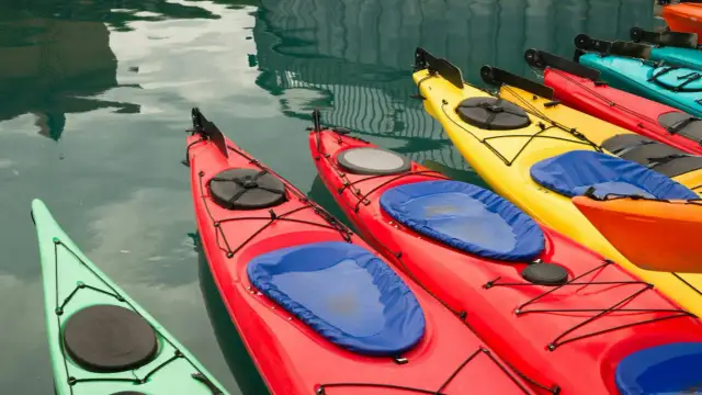 Ponton czy kajak: który wybór zapewni lepszą zabawę na wodzie?