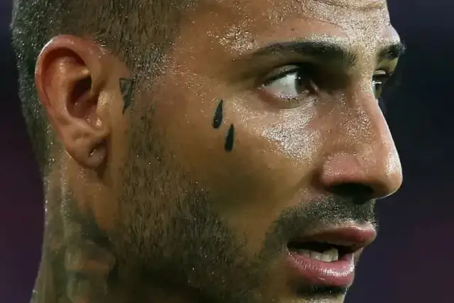 Co oznacza tatuaż łzy pod okiem? Zaskakujące znaczenia i symbole