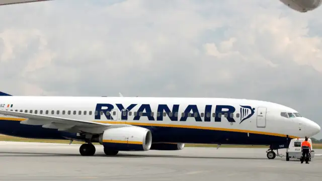 Samolot Ryanair na płycie lotniska. Pamiętaj o odprawie online ile przed wylotem, by uniknąć stresu.