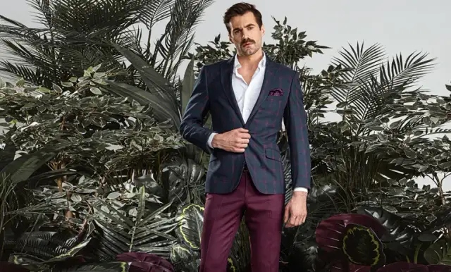 Bordowe spodnie: Jaka koszula? Inspiracje i porady stylizacyjne