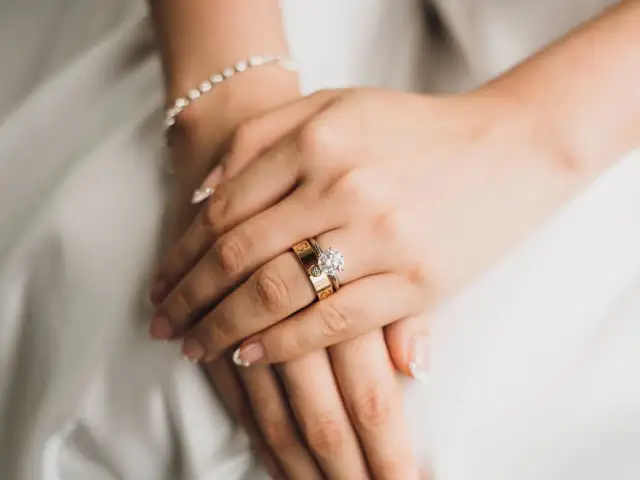 Obrączka luźna czy dopasowana? Ekspert radzi, jak nosić ją bezpiecznie