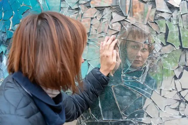 Stłuczone lustro: 7 lat pecha? Jak odczynić urok i odzyskać spokój