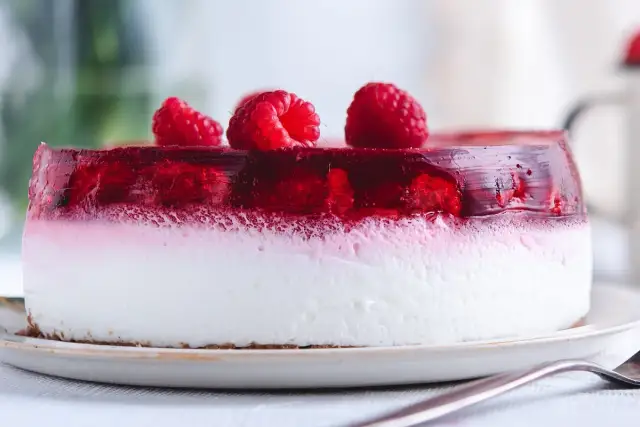 Sernik na zimno z galaretką: Ile ma kalorii i jak zrobić go fit?