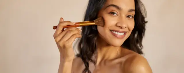 Najlepszy podkład do cery tłustej, który nie zatyka porów i matuje