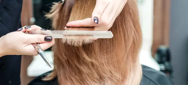 Ile kosztują odrosty u fryzjera? Sprawdź, jak uniknąć przepłacania!