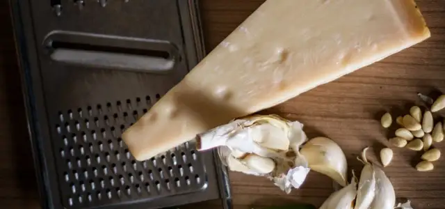 Jaki ser do pesto zamiast parmezanu? Odkryj pyszne zamienniki