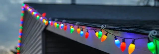 Jak zamontować lampki pod dachem? Bezpieczny poradnik krok po kroku