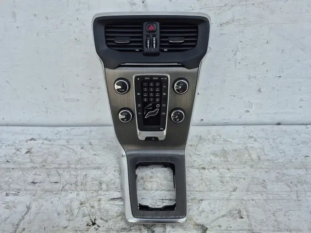 Konsola środkowa Volvo V40 z przyciskami i nawiewami.