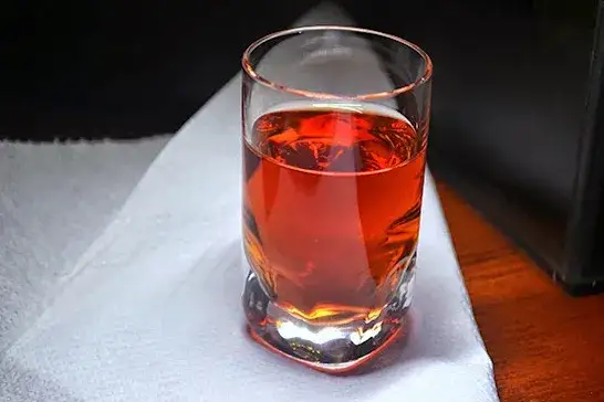 Jak sklarować nalewkę: skuteczne metody na usunięcie osadu