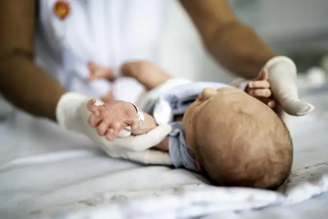 Objawy neurologiczne u niemowląt: Kiedy Twój instynkt ma rację?