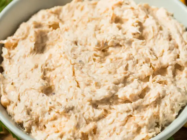 Kremowa pasta z gotowanego kurczaka, idealna na kanapki lub jako dip.