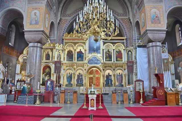 Wnętrze cerkwi z ikonostasem i ołtarzem. Czy wazektomia jest grzechem? Pytanie to nurtuje wielu wiernych.