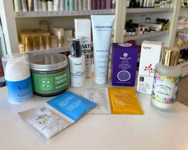 Peeling dla cery dojrzałej: enzymatyczny czy kwasowy? Wybierz mądrze