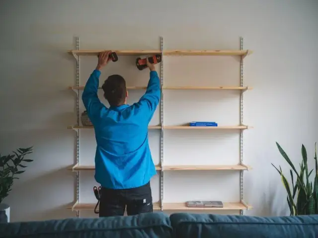 Jak przymocować regał do ściany - uniknij niebezpieczeństwa i błędów
