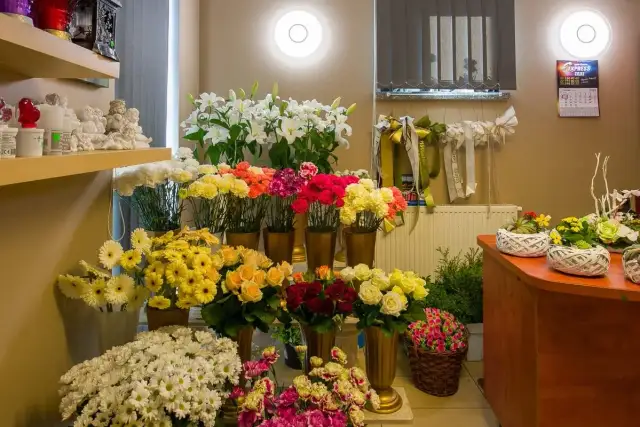 Kwiaty na pogrzeb: symbolika, wybór i zasady savoir-vivre