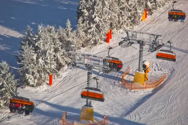 Karnety narciarskie Kraków: Gdzie kupić najtaniej w sezonie 2025?