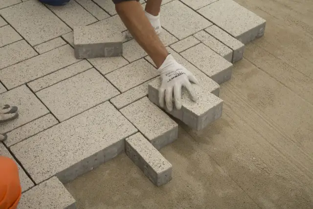 Jak ułożyć kostkę brukową na podjeździe bez błędów i oszczędności