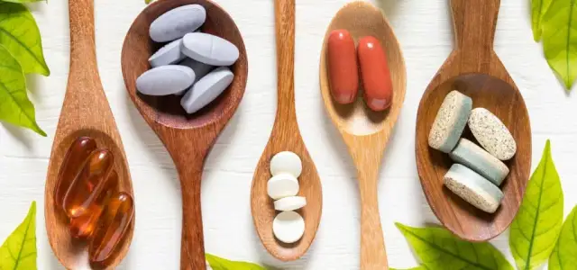 Karmienie piersią: Czego unikać? Dieta, alkohol, leki