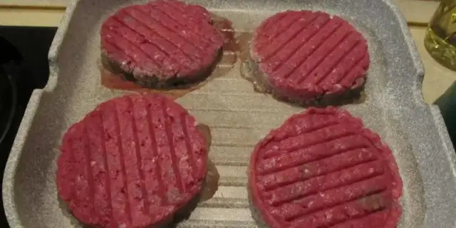 Jak zrobić idealne mięso do burgera, by uniknąć suchych placków